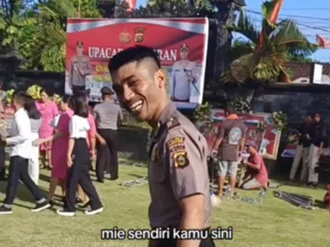 Accompanied by His Wife, This Single Policeman Can Only Surrender and Be Accompanied by His Own Shadow After the Police Rank Promotion Ceremony