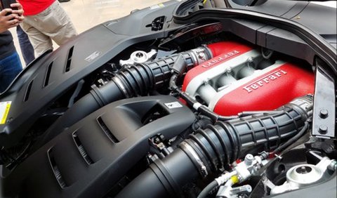 Ferarri Purosangue dibekali mesin V12 6.500 cc naturally-aspirated.Tenaganya 715 hp dengan torsi 716 Nm, yang disalurkan ke seluruh roda melalui transmisi otomatis dual clutch 8-percepatan Dengan performa itu, Purosangue melesat dari 0-100 km per jam hanya 3,3 detik.<br>