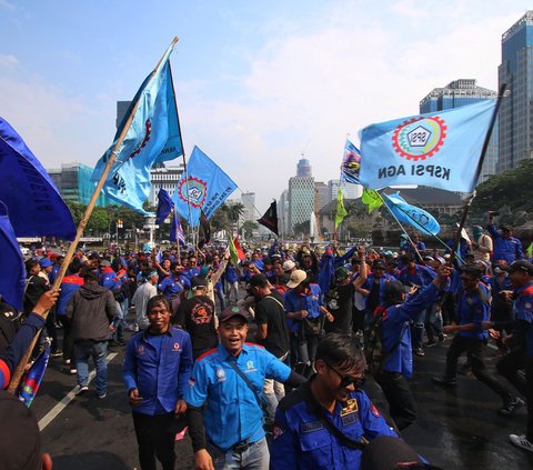 Massa buruh dengan membawa berbagai macam atributnya kembali menggelar aksi unjuk rasa di depan Patung Kuda Arjuna Wijaya, Jakarta Pusat, Kamis (14/9/2023). <br>