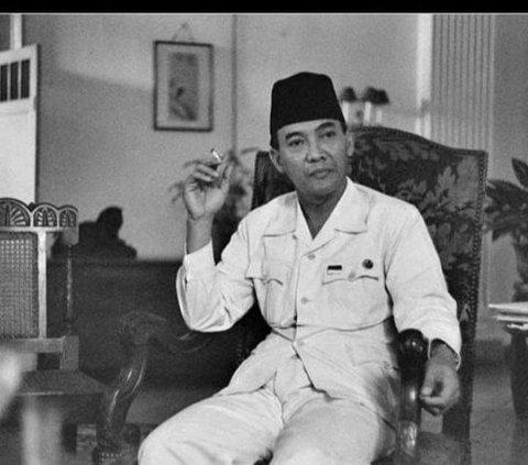 Video of the Moment Soekarno Leaves the Palace in 1967, Only Wearing a White T-Shirt, Giving Ties to Journalists