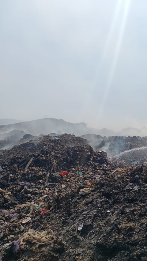 Saking Tingginya Gunungan Sampah, Api di TPA Pemalang Belum juga Padam Padahal Sudah 2 Pekan