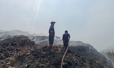 Saking Tingginya Gunungan Sampah, Api di TPA Pemalang Belum juga Padam Padahal Sudah 2 Pekan