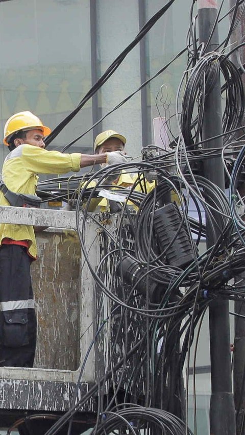 FOTO: Beginilah Penampakan Kabel Kusut di Kapten Tendean yang Sedang Dibenahi Petugas Dinas Bina Marga DKI Jakarta