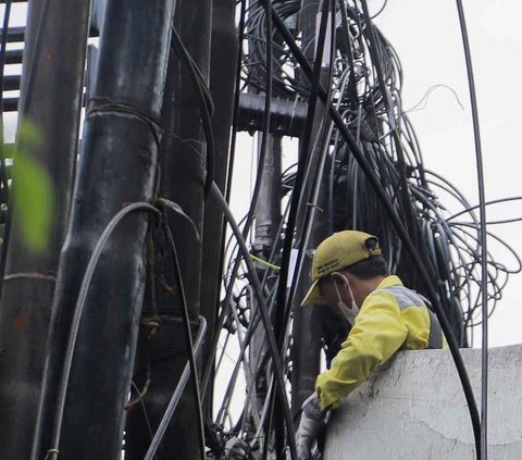 Penataan kabel yang semrawut ini dilakukan untuk mencegah terjadinya konsleting maupun hal-hal yang dapat membahayakan pejalan kaki saat melintasi.<br>