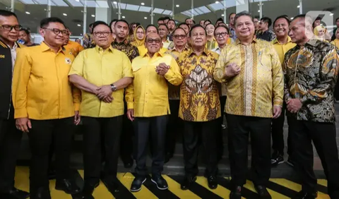 Prabowo datang memakai batik kuning kecoklatan. Airlangga pun menyoroti baju Prabowo. <br><br>