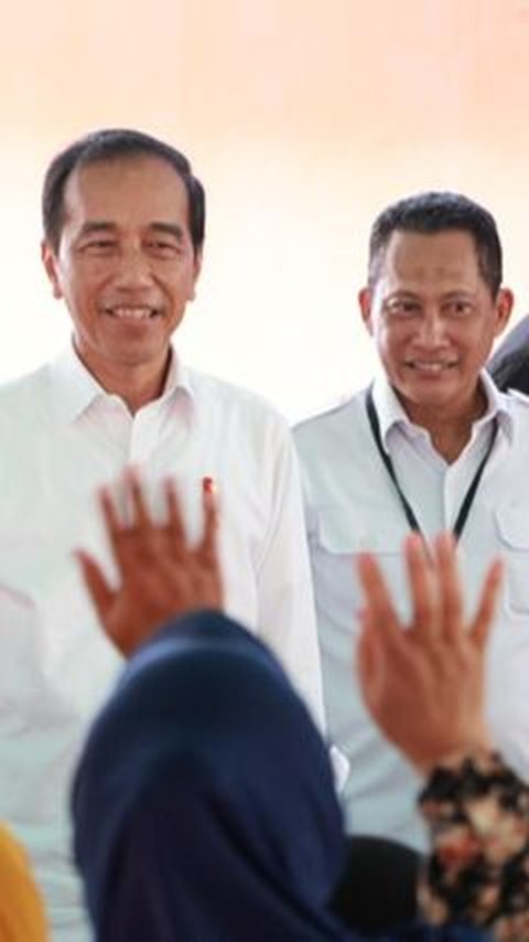 Fokus Beras Bulog, Jokowi Serahkan Bantuan Pangan di Karawang