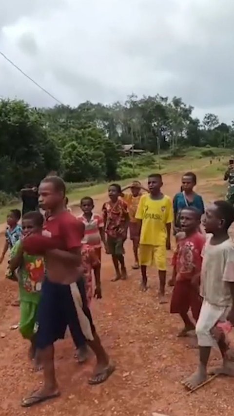 Ketika mobil angkutan datang, anak-anak yang berada di lokasi seketika menyerbu. Mereka seolah ingin melepas para prajurit sampai masuk ke dalam mobil.