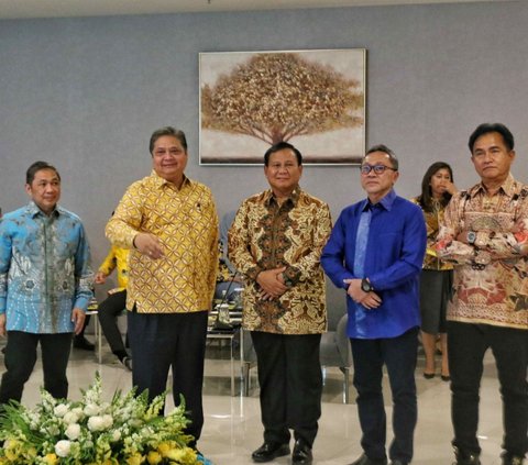 Ketum Partai Gerindra sekaligus bakal capres Prabowo Subianto melakukan pertemuan bersama Ketum Partai Golkar Airlangga Hartanto, Ketum PAN Zulkifli Hasan, Ketum PBB Yusril Ihza Mahendra dan Ketum Gelora Anis Matta.