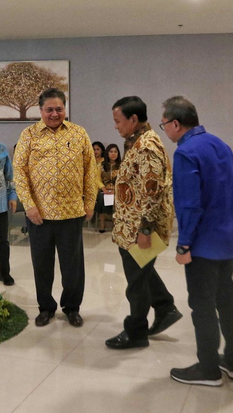 Prabowo tiba di markas Golkar sekitar pukul 18.35 WIB. Prabowo disambut Ketum Golkar Airlangga Hartarto.