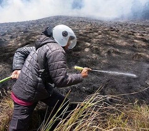 Rain Falls, Fire in Mount Bromo Area Extinguished After a Week of Burning