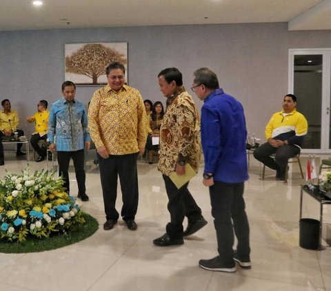 FOTO: Penampilan Prabowo Pakai Batik Kuning hingga Satukan Tangan Bareng Ketua Umum Parpol Koalisi Indonesia Maju di Markas Golkar