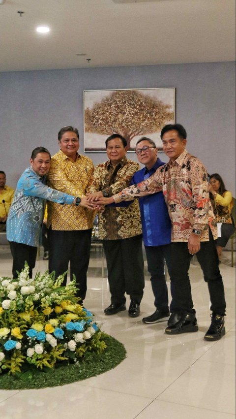 FOTO: Penampilan Prabowo Pakai Batik Kuning hingga Satukan Tangan Bareng Ketua Umum Parpol Koalisi Indonesia Maju di Markas Golkar<br>