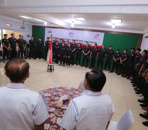 Suasana pelepasan Timnas Bola Voli Indonesia untuk Asian Games 2023 Hangzhou saat seluruh pemain dan pelatih Timnas Bola Voli Indonesia menyanyikan mars PBVSI di Padepokan Voli Jenderal Kunarto, Sentul, Bogor, Kamis (14/09/2023).