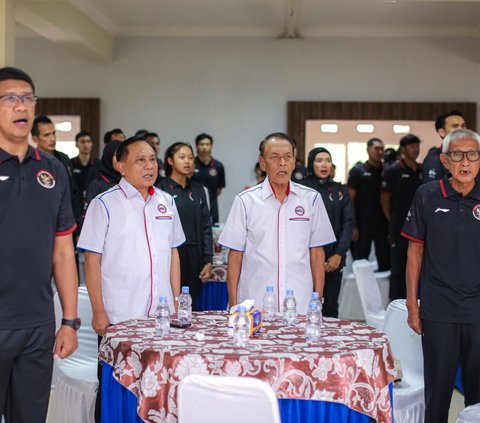 Ketua Umum Persatuan Bola Voli Seluruh Indonesia (PBVSI), Imam Sudjarwo melepas langsung Timnas Bola Voli untuk Asian Games 2023 di Padepokan Voli Jenderal Kunarto, Sentul, Bogor, Kamis (14/09/2023).