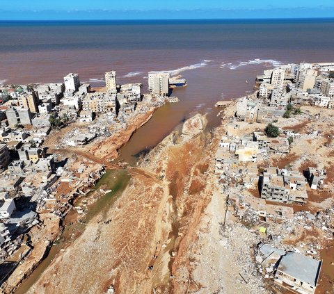 Dampak banjir bandang setelah hantaman Badai Daniel mengerikan telah meluluhlantakan Kota Derna di Libya. Derna menjadi kota yang paling parah terkena hantaman banjir bandang dari dua bendungan yang jebol tersebut.<br>