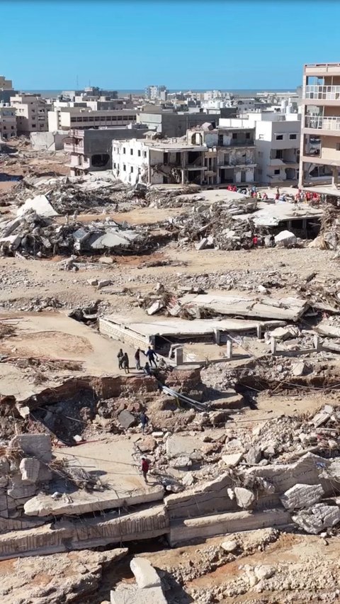 Jika dilihat dari keadaan geografisnya, Kota Derna terletak di dataran pantai yang sempit di bawah pegunungan sehingga membuat kota ini sangat rentan terhadap bencana alam seperti ini.<br>
