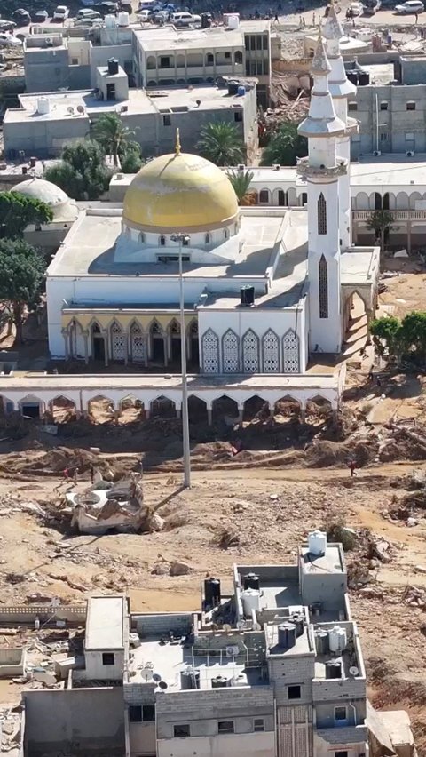 Di antara bangunan lainnya yang hancur tersapu banjir bandang, sebuah masjid di Kota Derna tampak kokoh berdiri pasca terjangan banjir parah tersebut.