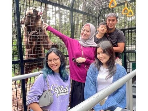 Mirip Bak Kakak Dibanding Ibu, 8 Foto Okie Agustina Bersama Kedua Putrinya