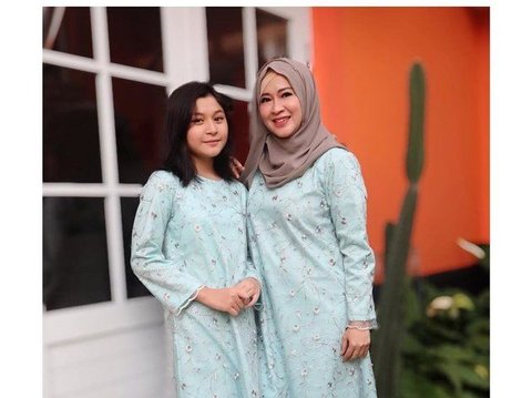 Mirip Bak Kakak Dibanding Ibu, 8 Foto Okie Agustina Bersama Kedua Putrinya