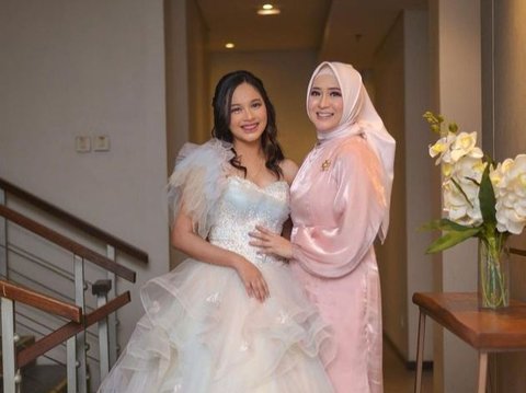 Mirip Bak Kakak Dibanding Ibu, 8 Foto Okie Agustina Bersama Kedua Putrinya