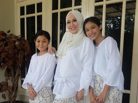 Mirip Bak Kakak Dibanding Ibu, 8 Foto Okie Agustina Bersama Kedua Putrinya