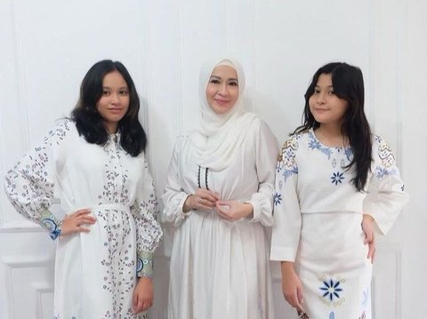 Mirip Bak Kakak Dibanding Ibu, 8 Foto Okie Agustina Bersama Kedua Putrinya