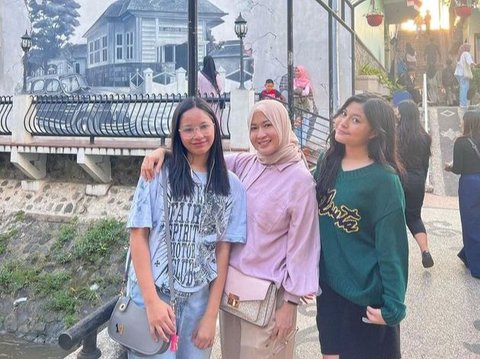 Mirip Bak Kakak Dibanding Ibu, 8 Foto Okie Agustina Bersama Kedua Putrinya