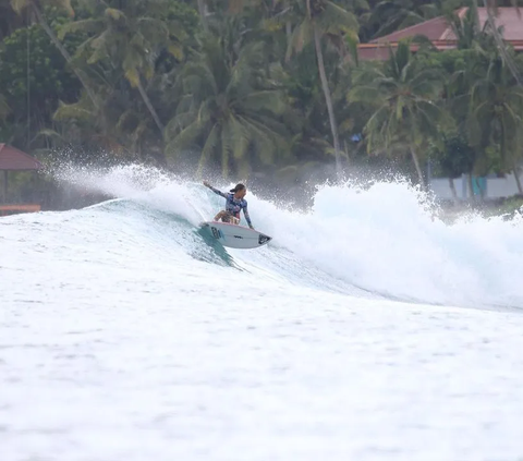 Menyusuri Pantai Lhoknga, Spot Wisata Cocok untuk Surfing di Ujung Pulau Sumatra