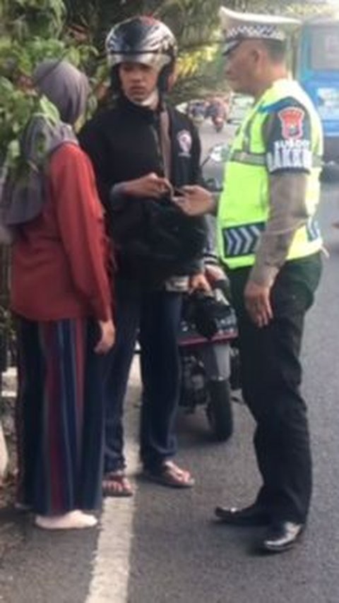 Aksi Patwal Polisi Hampiri Pemotor Menepi Pinggir Jalan, Ternyata Ibu Hamil lagi Keram langsung Gas ke RS