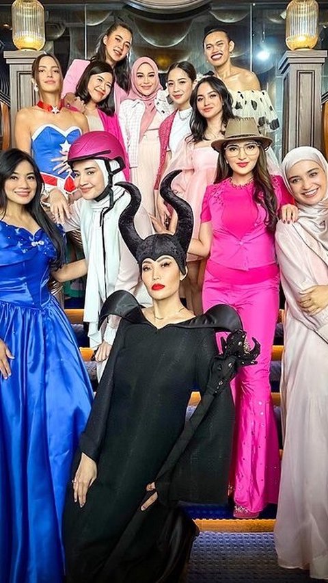 Ayu Dewi tampil maksimal dengan berubah menjadi karakter Maleficent di pertemuan Geng Cendol. Ibu tiga anak ini berkostum lengkap dengan tanduk hingga tongkat ajaib.<br>