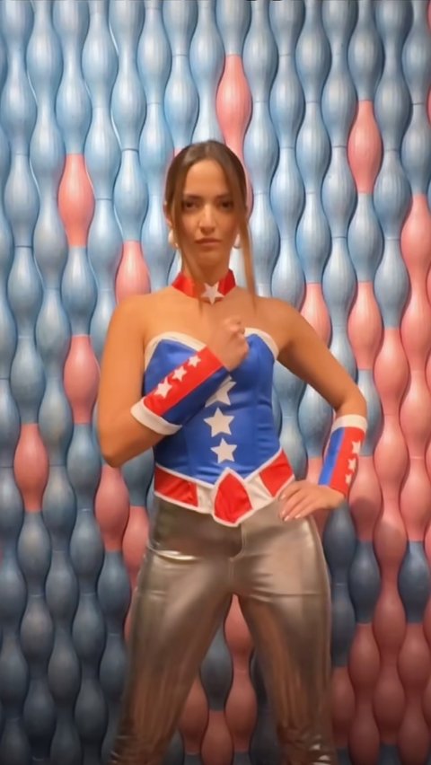 Nia Ramadhani mantap jadi satu-satunya <i>superhero </i>di pertemuan Geng Cendol sekaligus pesta ulang tahun Ayu Dewi. Ibu tiga anak ini mengenakan busana khas Wonder Woman dan Captain America yang didominasi warna biru, merah, dan putih.<br>