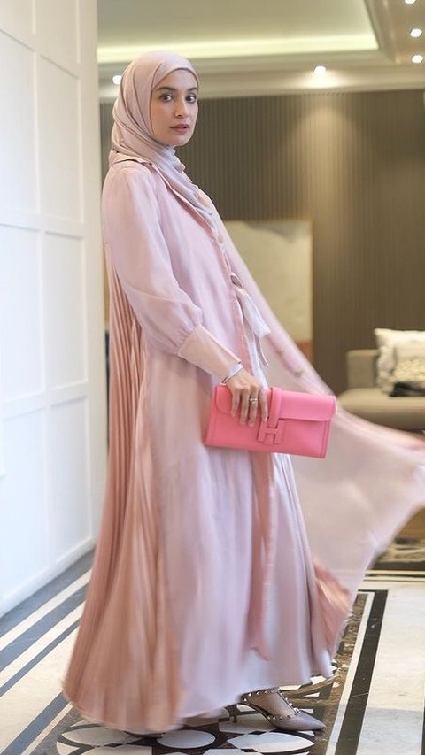 Shireen Sungkar tampil sebagai Barbie syar'i dengan gamis berwarna pink pastel. Warna pink pop khas Barbie diaplikasikan Shireen pada <i>clutch </i>yang dibawanya.