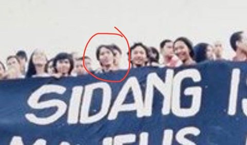 Foto jadul Desta saat mahasiswa langsung mencuri perhatian netizen. Mereka menuliskan berbagai komentar.<br>