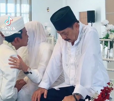 Berusaha Tegar Tahan Air Mata, Ayah Pengantin Ini Tangisnya Pecah saat Momen Sungkeman