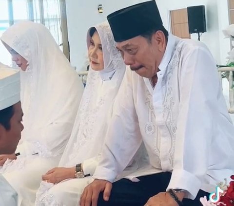 Wajah sang ayah pun tampak semakin merah saat  pengantin pria ada di hadapannya sambil bersimpuh.