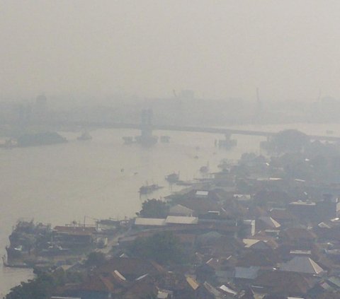 Penampakan kabut asap pekat yang mengepung Kota Palembang, pada Kamis (14/9/2023). Sebaran kabut asap ini dipicu oleh kebakaran hutan dan lahan (karhutla) yang terjadi di wilayah Sumatera Selatan.