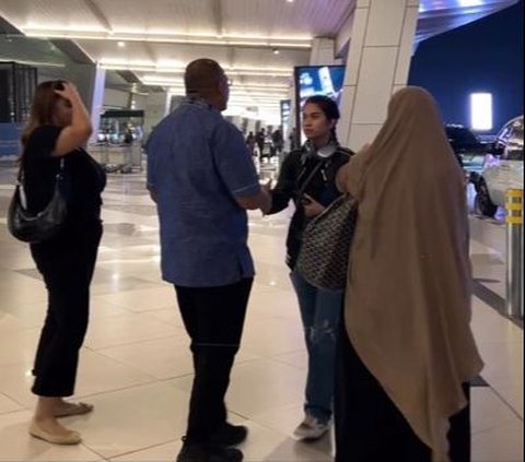 Momen Azizah Salsha Susul Suami ke Jepang, Andre Rosiade Peluk dan Cium Putrinya saat Mengantar ke Bandara