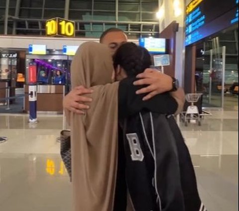 Momen Azizah Salsha Susul Suami ke Jepang, Andre Rosiade Peluk dan Cium Putrinya saat Mengantar ke Bandara