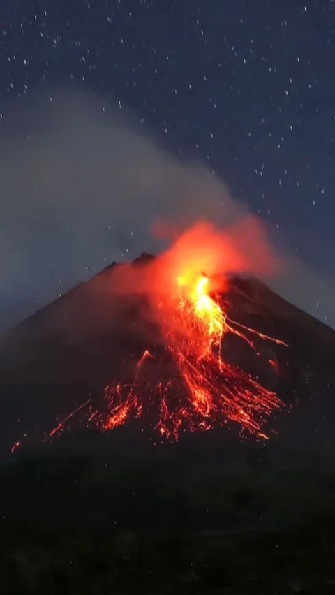 Gunung Merapi Erupsi Lagi, Muntahkan Lava Pijar Sejauh 1.500 Meter<br>