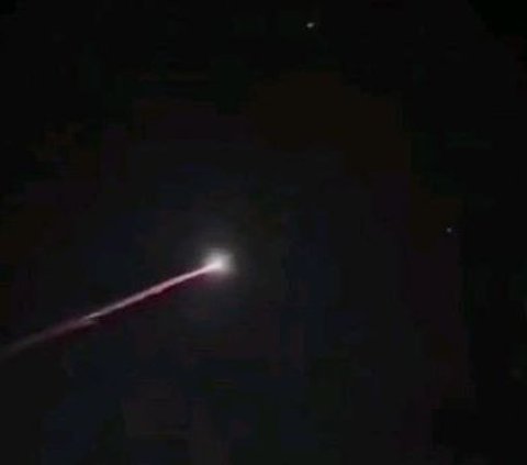 Viral Cahaya Panjang Melintas di Langit Yogyakarta, Diduga Komet yang Hanya Muncul 400 Tahun Sekali