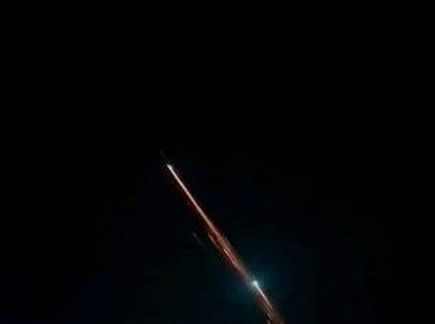 Viral Cahaya Panjang Melintas di Langit Yogyakarta, Diduga Komet yang Hanya Muncul 400 Tahun Sekali