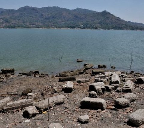 Facts About the Emergence of Ancient Tombs from the Bottom of Gajah Mungkur Reservoir in Wonogiri