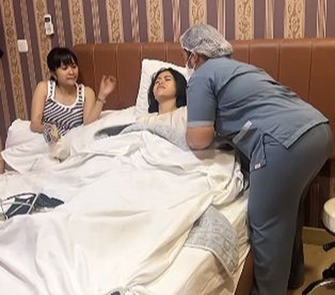 Portrait of Farida Nurhan's condition after breast implant surgery