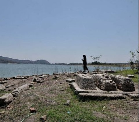 Facts About the Emergence of Ancient Tombs from the Bottom of Gajah Mungkur Reservoir in Wonogiri