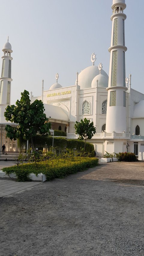 Tak Perlu Jauh-Jauh ke India, Kini Ada Masjid Mirip Taj Mahal di Padang<br>