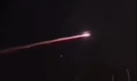 “Meteor/sampah luar angkasa? Terlihat di atas langit Pulau Jawa Malam tadi (14/9/23) sekitar pukul 23.00 dan momennya banyak yang berhasil direkam oleh warga. Ada yang liat juga?