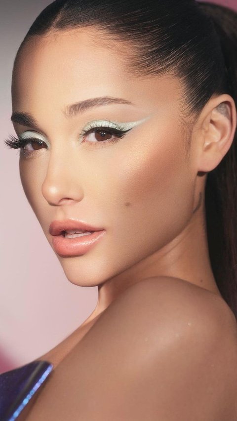 Ariana Grande Ungkap Wajah Asli Tanpa Filler dan Botox Sambil Tahan Tangis