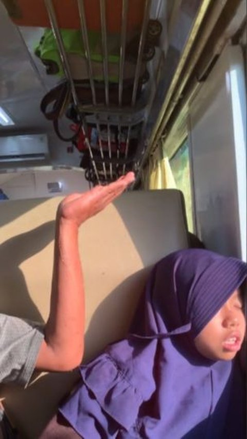 Momen Manis Ayah 'Lindungi' Anaknya dari Tetesan Air Bocor di Dalam Gerbong Kereta Api, Enggak Mau Ditawari Tisu