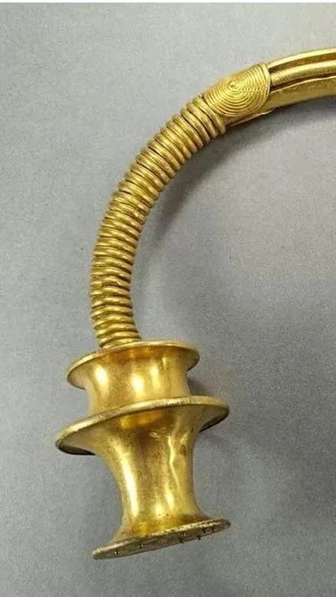 Sedang Perbaiki Pipa, Tukang Ledeng Temukan Kalung Emas Kuno Berusia 2.500 Tahun<br>