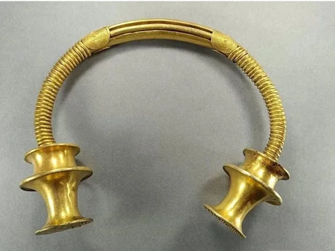 Sedang Perbaiki Pipa, Tukang Ledeng Temukan Kalung Emas Kuno Berusia 2.500 Tahun